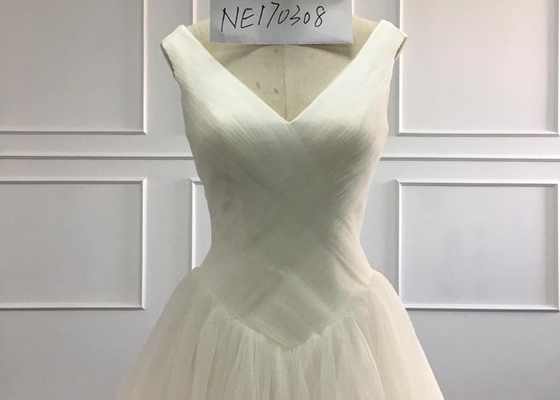 Fashion Ivory Ball Gown Wedding Dress / Maxi Floor Length Strapless Ball Gown