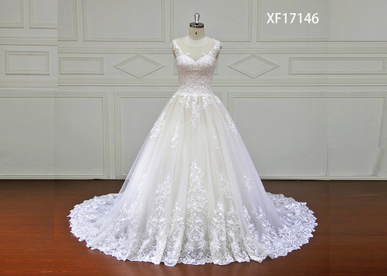 Robes de boule nuptiales de dentelle renversante d'organza avec la couleur blanche sans bretelles de long train