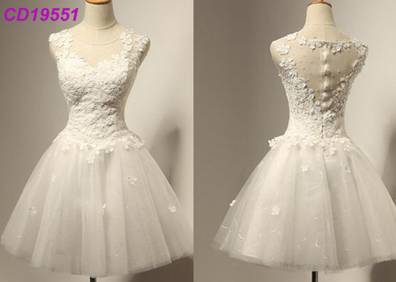 Une ligne robes de cocktail de dames de jupe courte pour le mini bal d'étudiants de retours au pays de partie mélangées