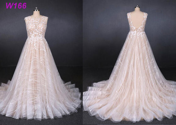 Lignes de Tulle de mariage de paillettes sans manche femelles sans dos sexy de robe et formes lumineuses de Chi