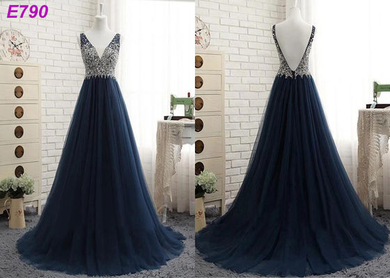 Les courroies sans dos de l'encolure V perlant A rayent la robe de soirée foncée de Tulle de bule